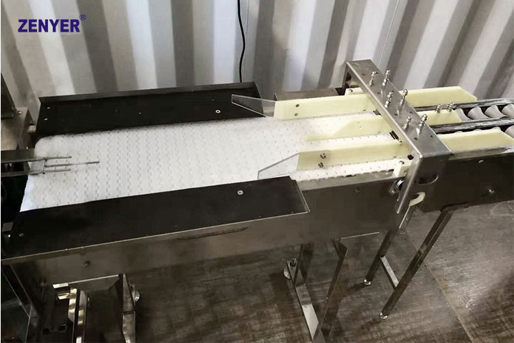 Конвейер накопитель соединяет машину для мойки яиц 200А с машиной для сортировки яиц 101В | модель: 604A. Производительность: 5400 яиц в час.